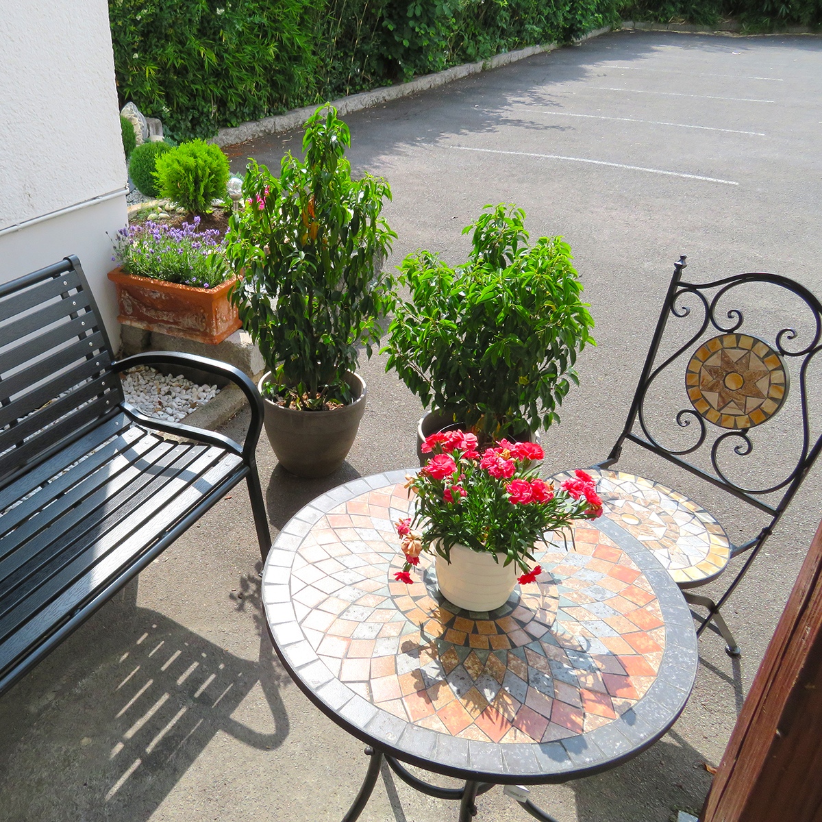 Sitzecke im Innenhof des Rußmann Hotel & Living